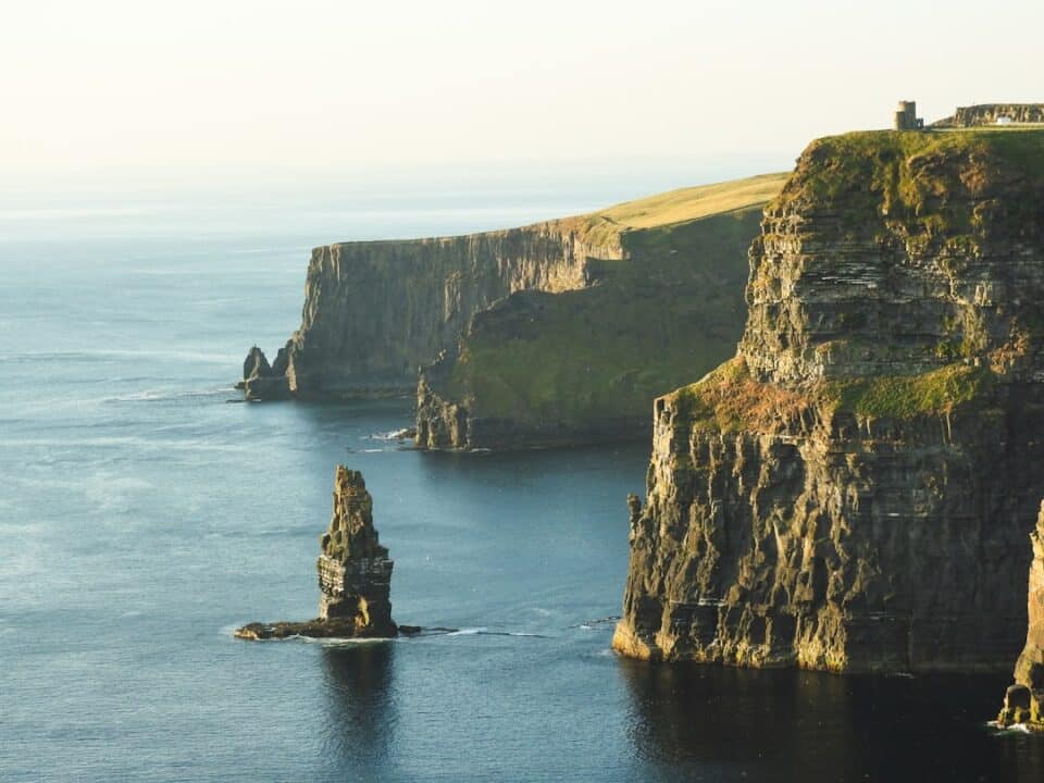 découvrez la beauté envoûtante de l'irlande, un pays riche en histoire, culture et paysages à couper le souffle. explorez ses châteaux anciens, baladez-vous dans ses verdoyantes collines et savourez la gastronomie locale dans un cadre authentique. partez à l'aventure en irlande et laissez-vous charmer par l'hospitalité de ses habitants.